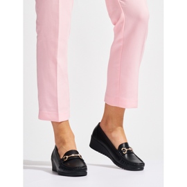 Mocassins femininos negros com decoração dourada preto 1