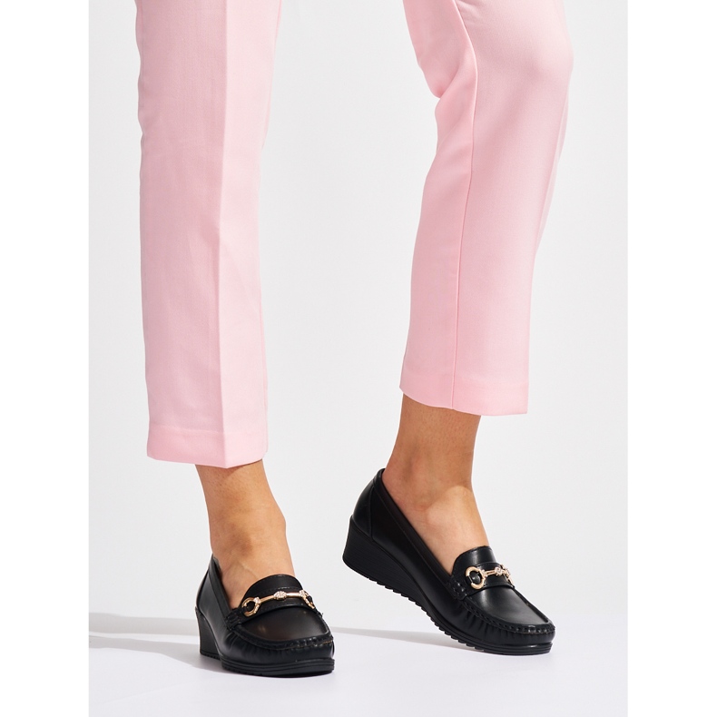 Mocassins femininos negros com decoração dourada preto 1