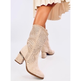 Lange Botas de salto alto bege com aberturas 1
