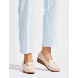 Mocassins femininos bege com fivela 1