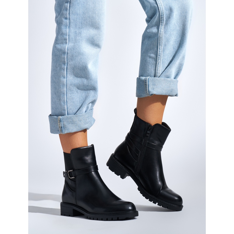 Botas pretas de senhora com fivela decorativa preto 1