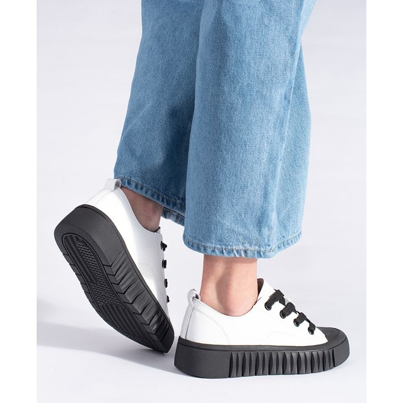 Tênis cano baixo branco e preto feito de couro natural 2