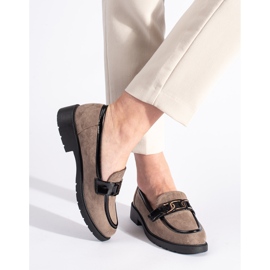 Mocassins femininos de camurça com fivela bege 1