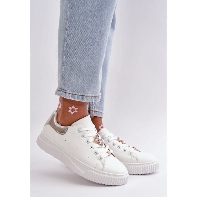 Tênis cano baixo de couro ecológico com broches Cillione brancos e prateados 1