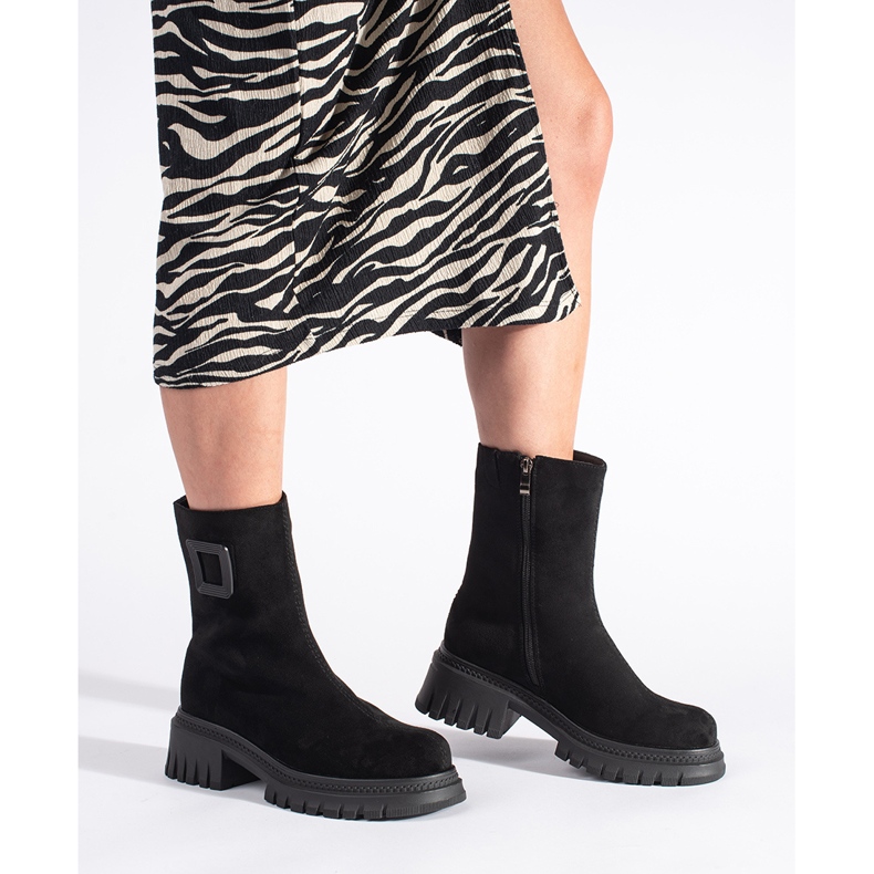 Botas pretas de mulher com sola grossa preto 1