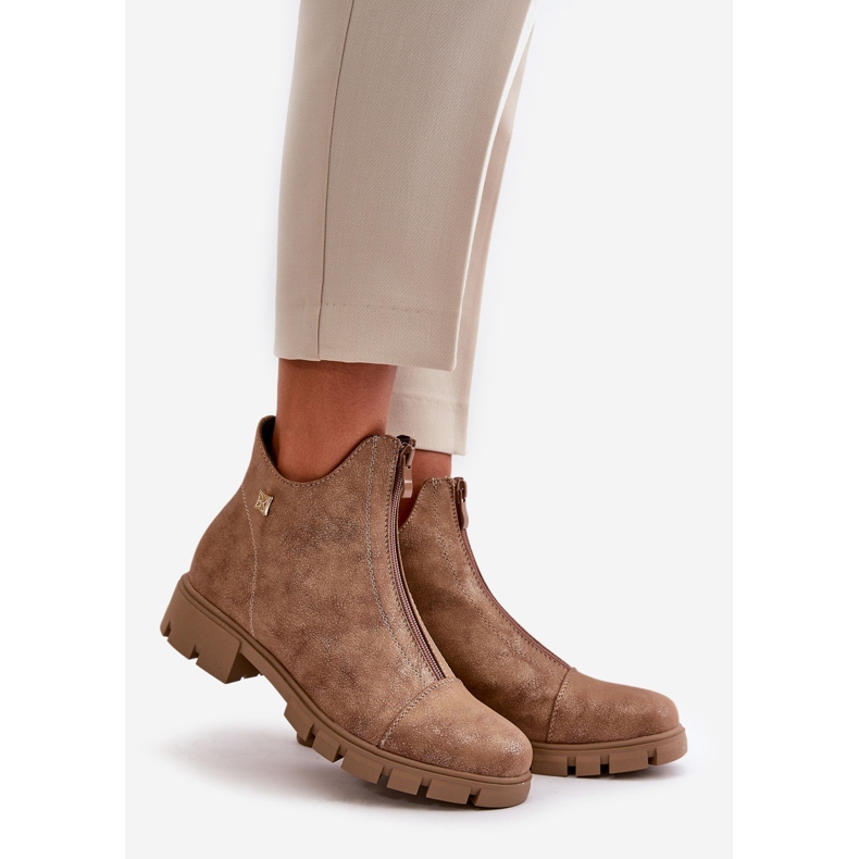 Botins femininos isolados com abrasões em couro ecológico marrom e dourado Verietta 1