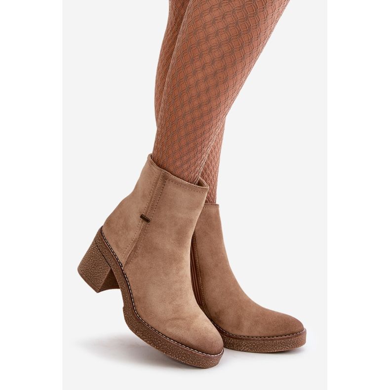 Botas femininas com salto alto isolado em camurça ecológica bege Arkesia 1