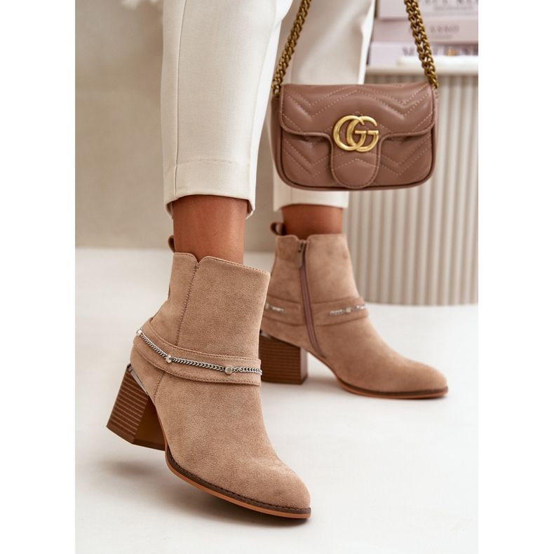 Botas femininas isoladas de salto alto com corrente Eco Camurça Bege Hanalen 2 Botas femininas isoladas de salto alto com corrente Eco Camurça Bege Hanalen 2