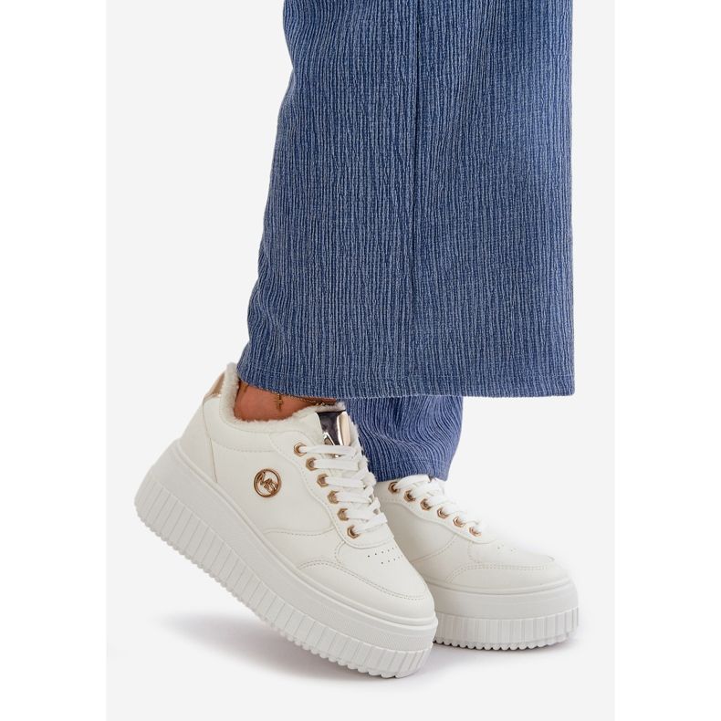 Tênis esportivo feminino isolado com sola robusta, Ardiela branco 1