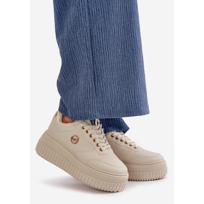 Tênis esportivo feminino isolado com sola robusta, bege Ardiela 1