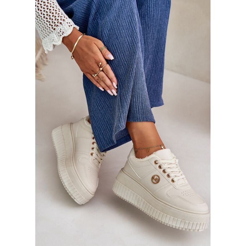 Tênis esportivo feminino isolado com sola robusta, bege Verissha 2