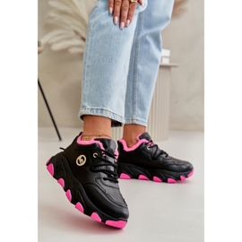 Calçados esportivos femininos isolados com cadarço na plataforma preto e branco 2