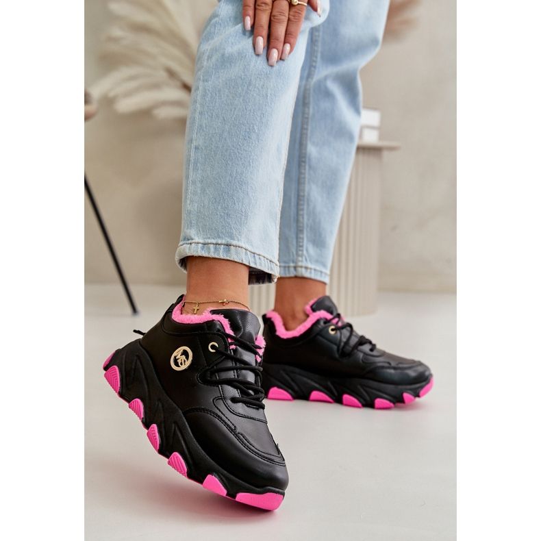 Calçados esportivos femininos isolados com cadarço na plataforma preto e branco 2