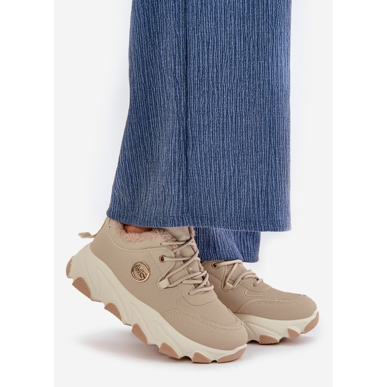 Calçado esportivo feminino com cadarço isolado na plataforma, bege, branco 1