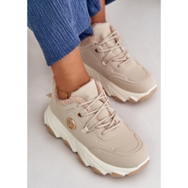 Calçado esportivo feminino com cadarço isolado na plataforma, bege, branco 2