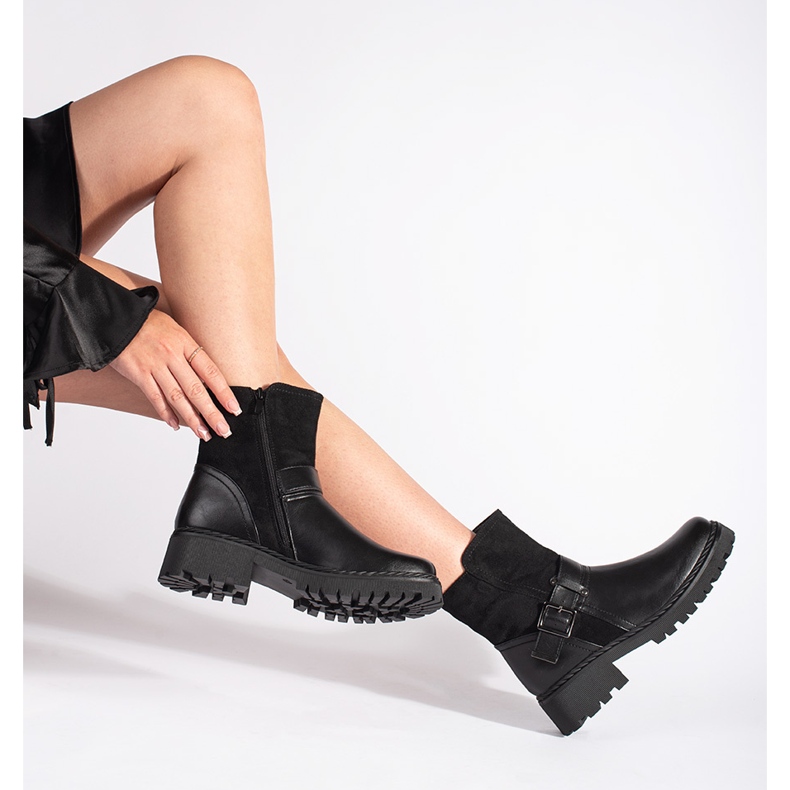 Botins femininos pretos com fecho decorativo 2