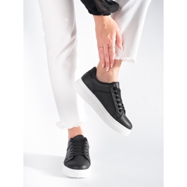 Tênis preto na plataforma 2