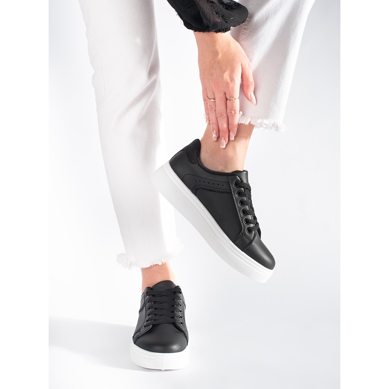 Tênis preto na plataforma 2