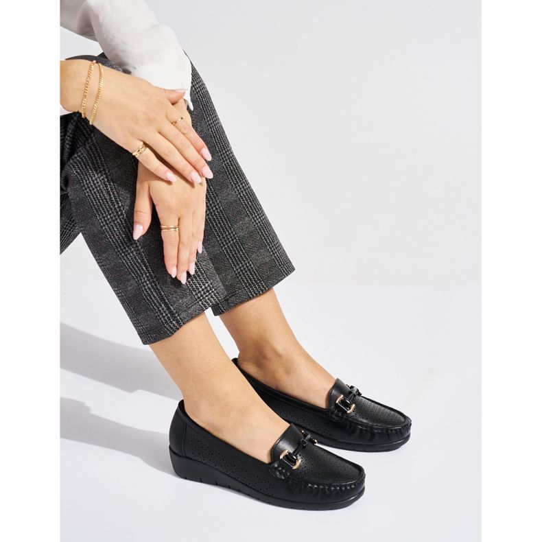 Mocassins pretos vazados com cunha baixa 1