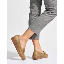 Mocassins bege vazados com cunha baixa 1