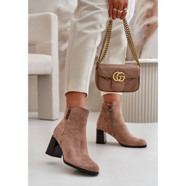 Botas femininas isoladas em camurça ecológica com salto alto e zíper, Erillia marrom bege 2 Botas femininas isoladas em camurça ecológica com salto alto e zíper, Erillia marrom bege 2