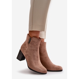 Botas femininas isoladas em camurça ecológica com salto alto e zíper, Erillia marrom bege 1 Botas femininas isoladas em camurça ecológica com salto alto e zíper, Erillia marrom bege 1