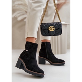 Botins femininos com salto alto isolado em camurça ecológica preto Arkesia 2