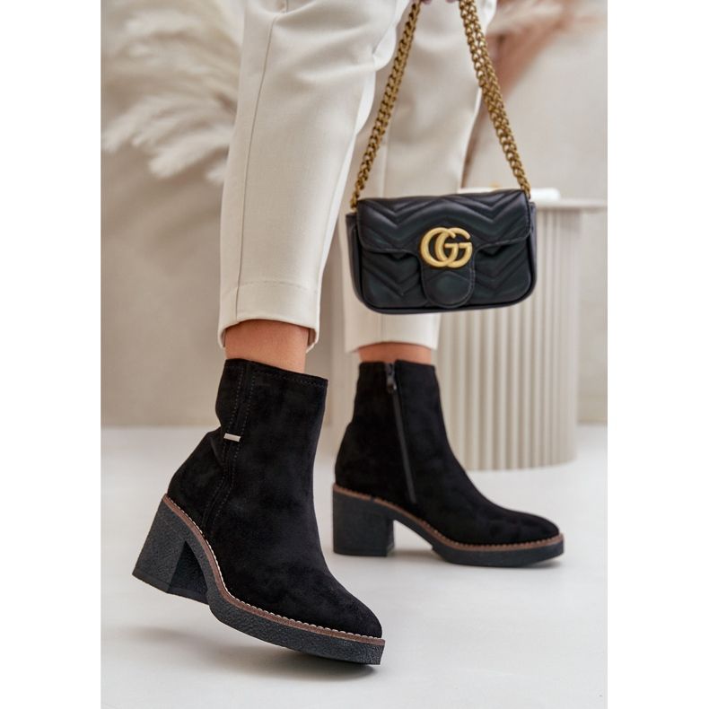 Botins femininos com salto alto isolado em camurça ecológica preto Arkesia 2