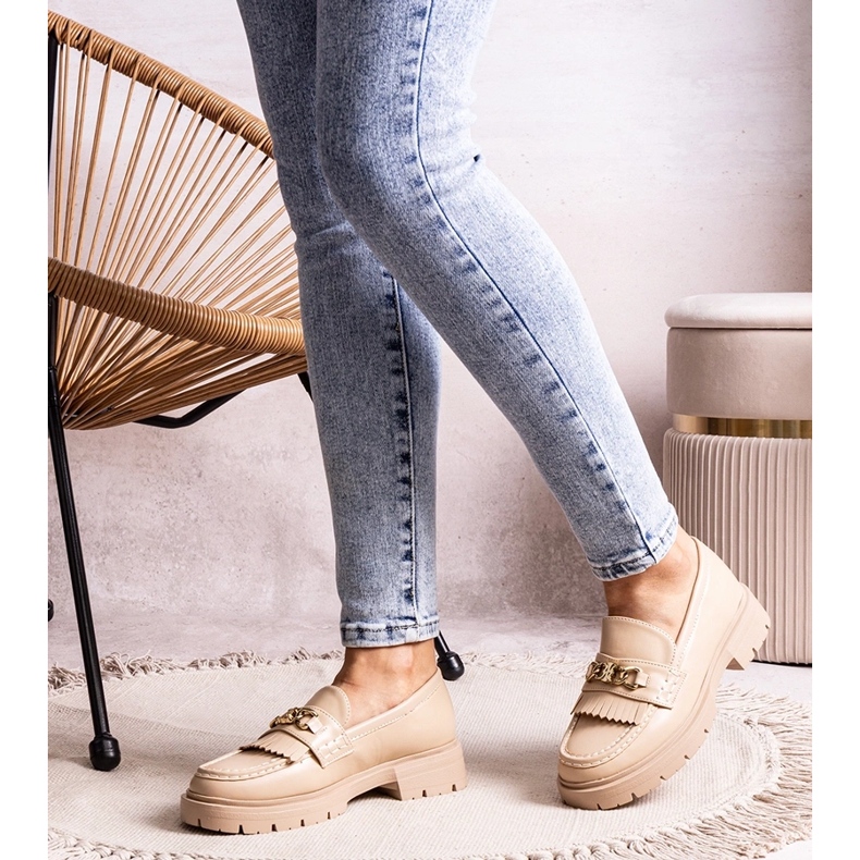 Sapatos bege com fivela dourada da Anielania 2