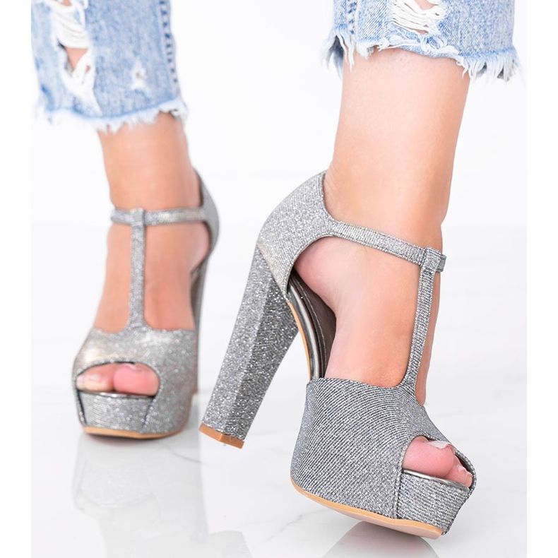 Sapatos cinza brilhantes no posto de Elissa 1