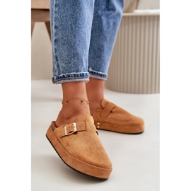 Tamancos femininos com plataforma e fivela dourada Camel Terilaina castanho 2