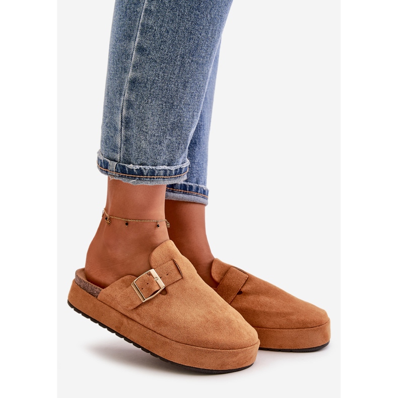 Tamancos femininos com plataforma e fivela dourada Camel Terilaina castanho 1 Tamancos femininos com plataforma e fivela dourada Camel Terilaina castanho 1