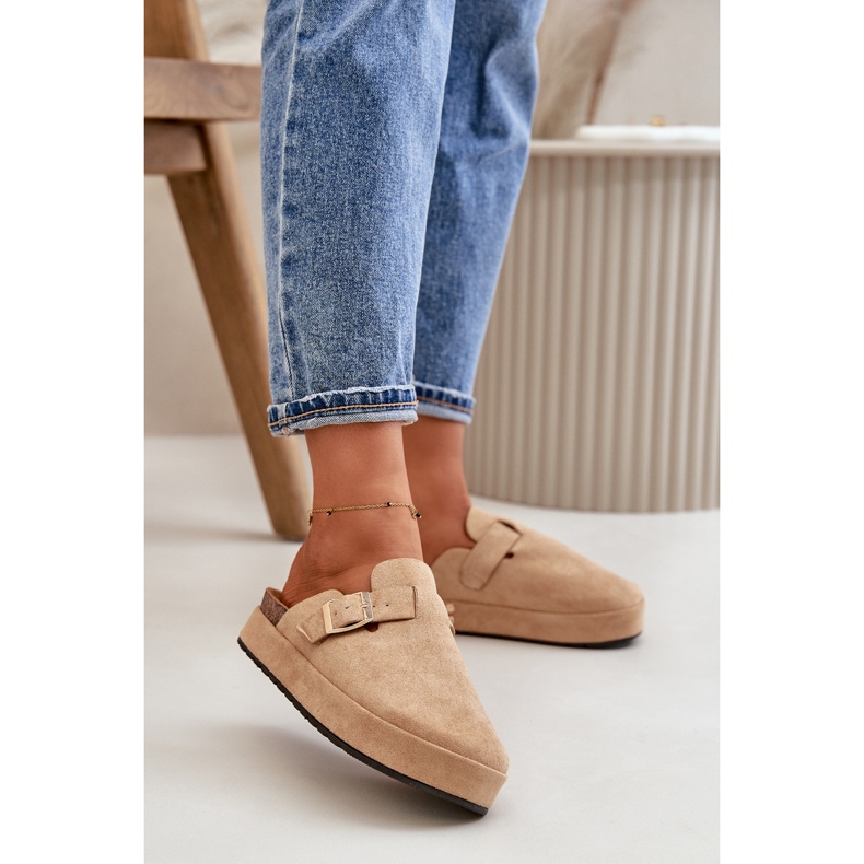 Tamancos femininos com plataforma e fivela dourada, bege escuro Terilaina 2 Tamancos femininos com plataforma e fivela dourada, bege escuro Terilaina 2