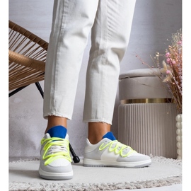 Tênis cinza com cadarço neon Aucoin branco 1
