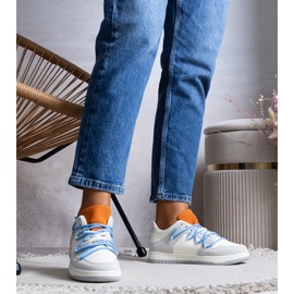 Tênis cinza Aucoin com cadarço azul branco 1