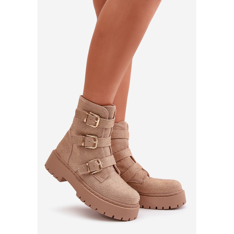 Botins femininos isolados com decoração de bolo bege 1