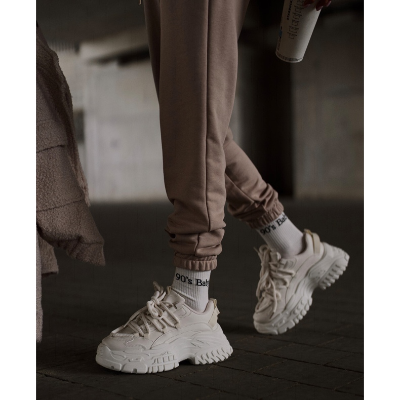 Tênis feminino bege claro com sola grossa Nevela 2