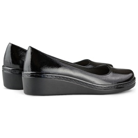 Sapatos femininos pretos envernizados com cunha baixa 1