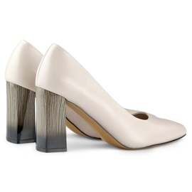 Sapatos bege de salto alto com palmilha de couro 1