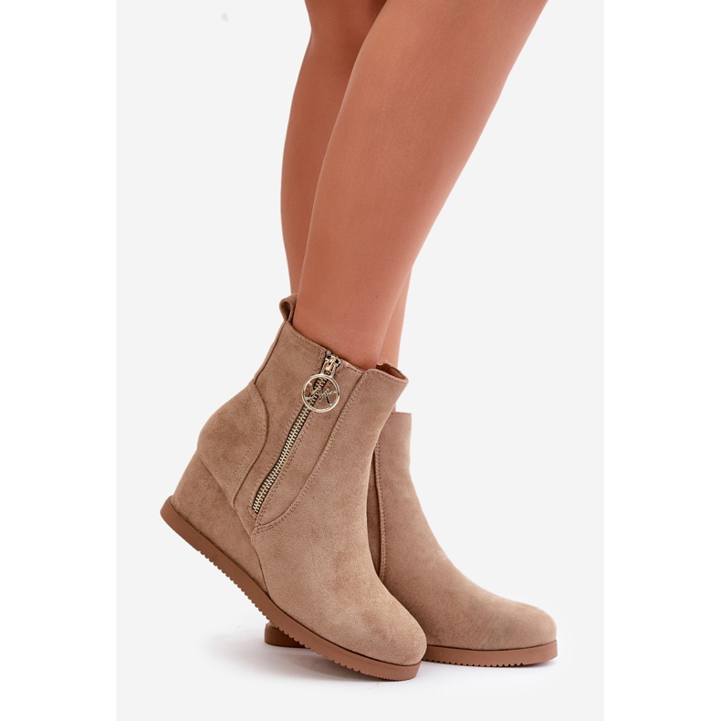 Botins isolados em cunha com zíper decorativo Eco Suede Dark Beige Leretha bege 1