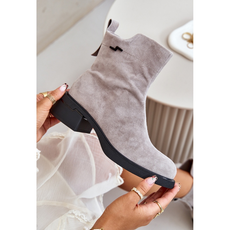 Botas femininas isoladas em camurça natural com zíper, cinza Vinceza 66696 2 Botas femininas isoladas em camurça natural com zíper, cinza Vinceza 66696 2