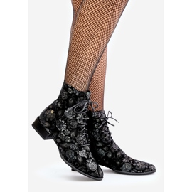 Botas rasas estampadas em camurça Maciejka 06391-01 Pretas preto 1 Botas rasas estampadas em camurça Maciejka 06391-01 Pretas preto 1
