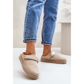 Chinelos femininos bege com forro de pele na plataforma Azida 2