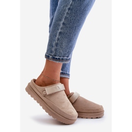 Chinelos femininos bege com forro de pele na plataforma Azida 1