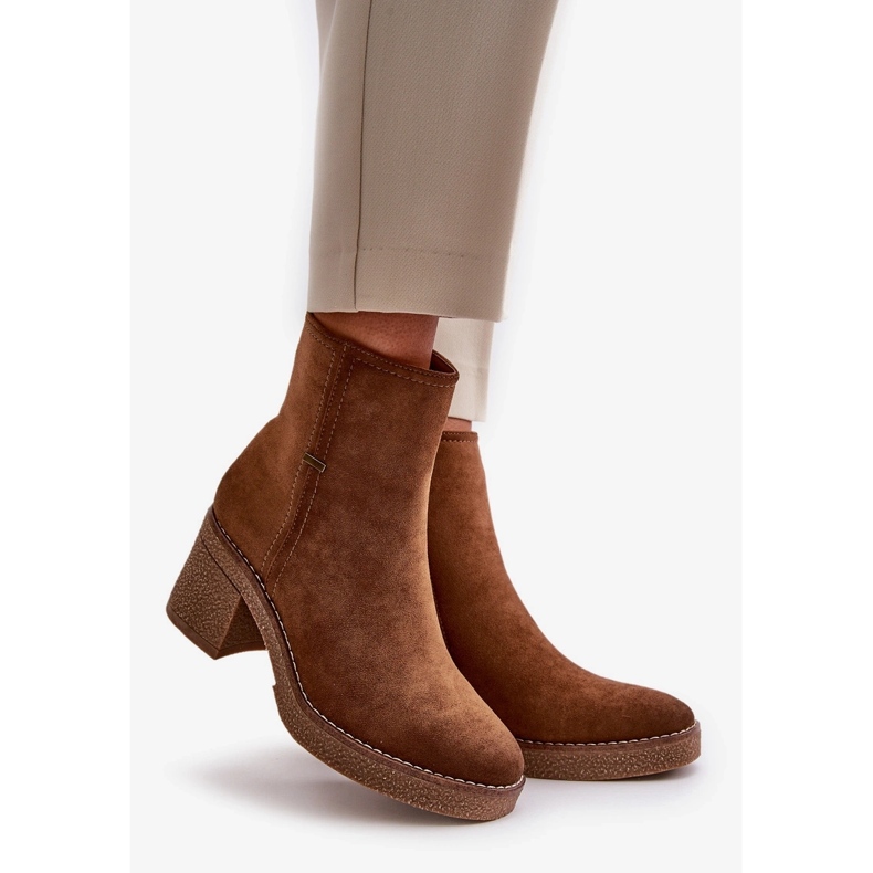 Botas femininas com salto alto isolado em camurça ecológica cáqui Arkesia marrom 1