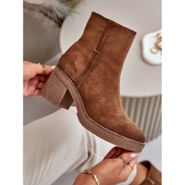 Botas femininas com salto alto isolado em camurça ecológica cáqui Arkesia marrom 2