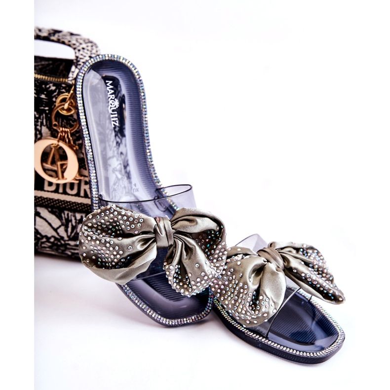 Chinelos de borracha feminina com um arco e zircões cinza-pretos 1 Chinelos de borracha feminina com um arco e zircões cinza-pretos 1