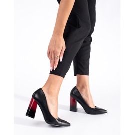 Bombas pretas femininas no poste preto 2