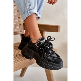 Tênis esportivos femininos em uma enorme sola negra preto 2