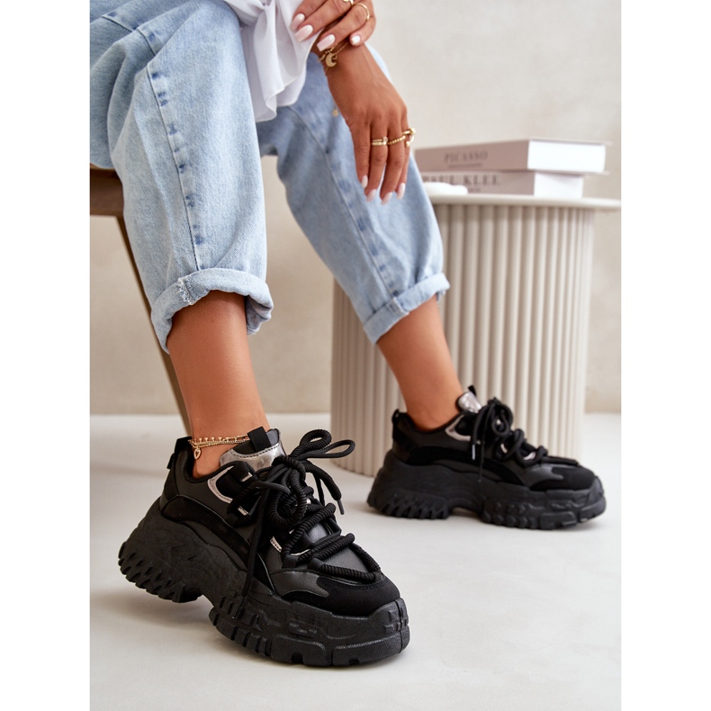 Tênis esportivos femininos em uma enorme sola negra preto 1